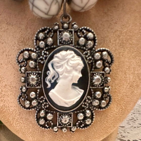 Cameo necklace w/ Howlite beads - Picture 4 of 6